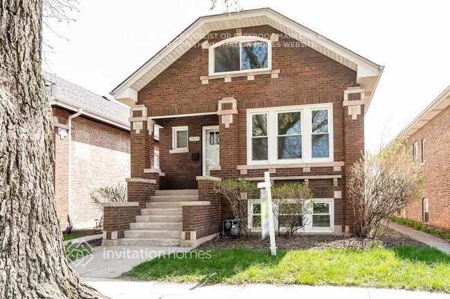 Building Photo - 2423 Wesley Ave