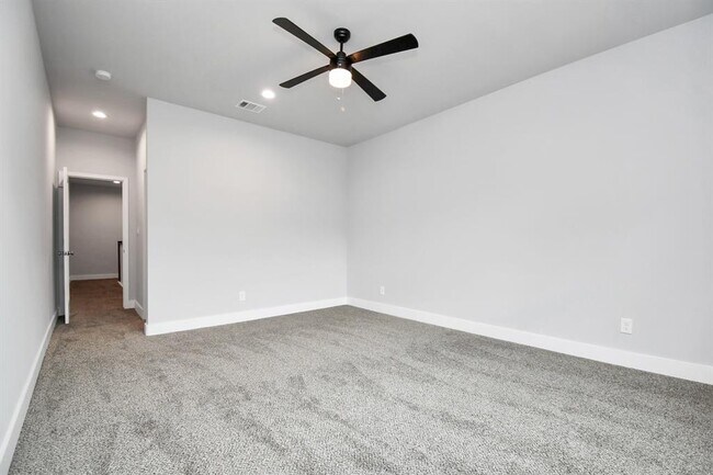 Building Photo - 3814 Lakewood Dr