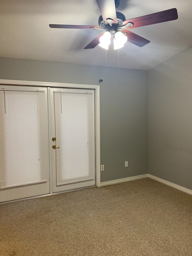 Building Photo - Beautiful Townhouse in Gated Community