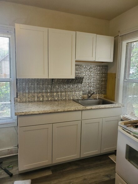 Building Photo - 410 N Corona St