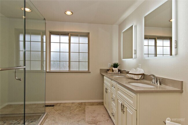 Building Photo - Charming 4 Bedroom home with fenced yard a...