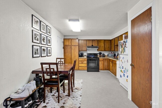 Building Photo - 10543 W Poppy St