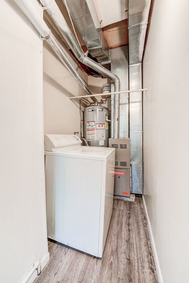 Building Photo - 2400 Mission St