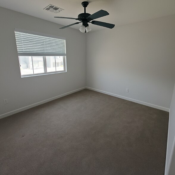 Building Photo - 662 W Crane Ct