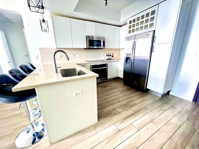 Building Photo - 999 SW 1st Ave