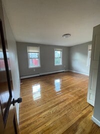 Building Photo - 46 Linden St