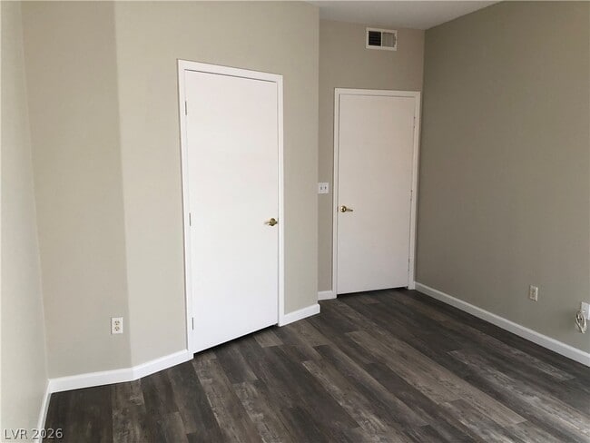 Building Photo - 5650 E Sahara Ave