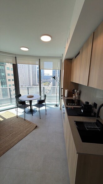 Building Photo - 121 NE 5th St