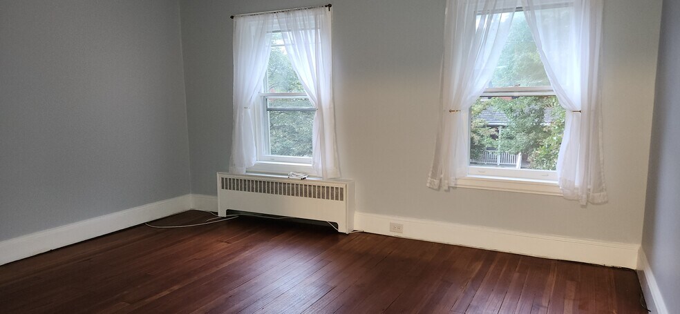 Living Room - 222 W Union St