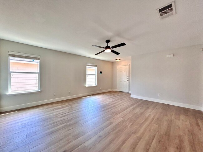 Building Photo - Inviting 4/BR 2/BA Home with Spacious Back...