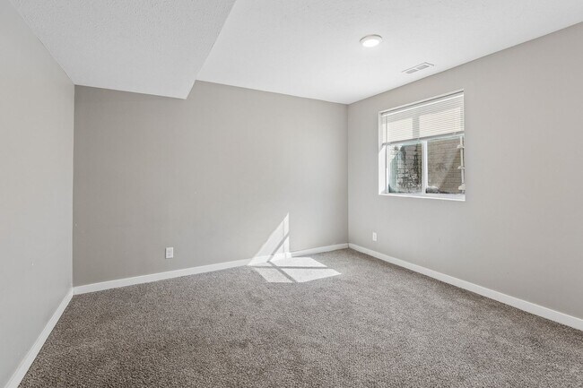Building Photo - 4 Bedroom Townhome