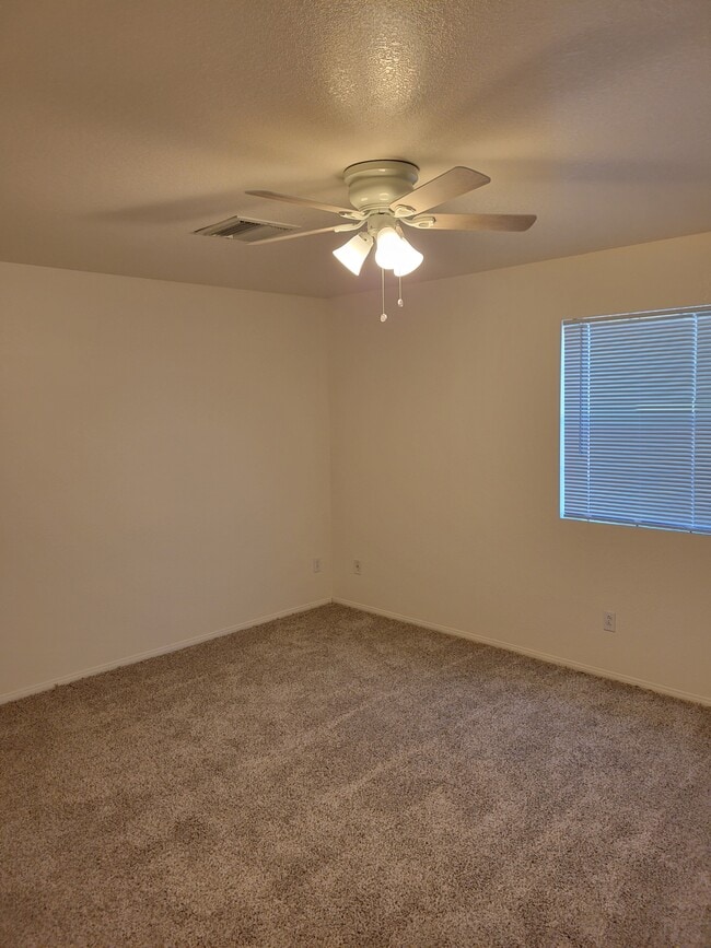 Building Photo - 9912 N La Jolla Dr