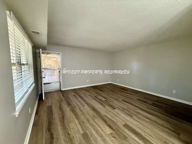 Building Photo - Stunning 1 Bedroom Apartment w/ Covered Pa...