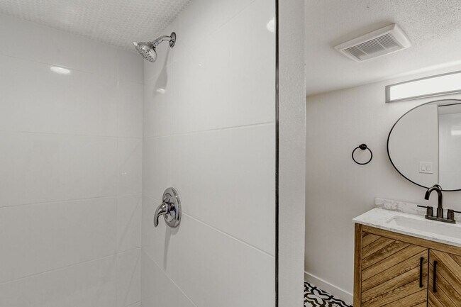 Building Photo - 946 Pratt St