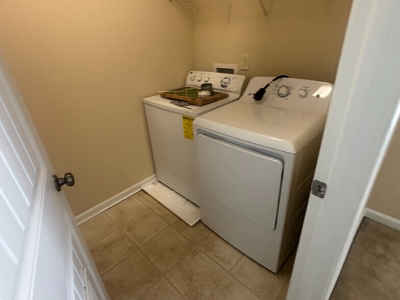 Building Photo - Room in House on Brintons Cottage St