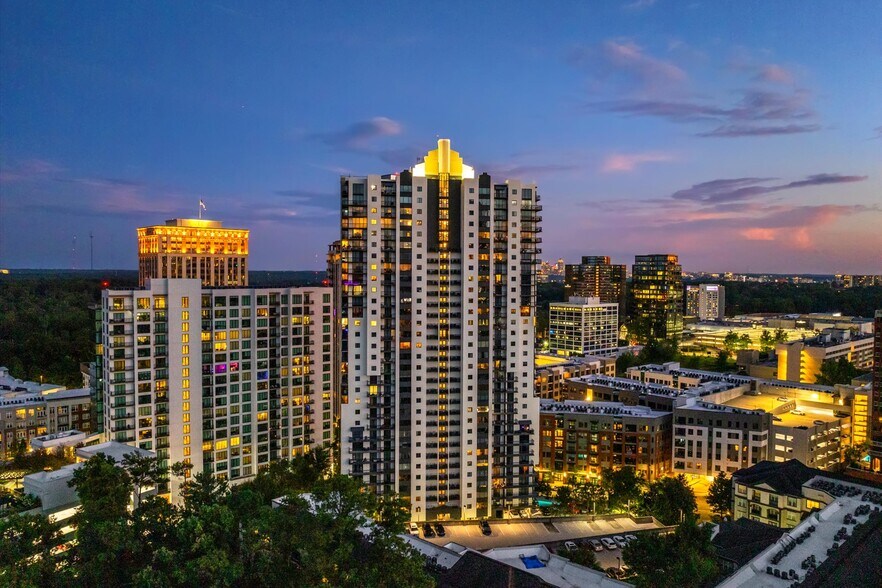 Building Photo - 3481 Lakeside Dr NE