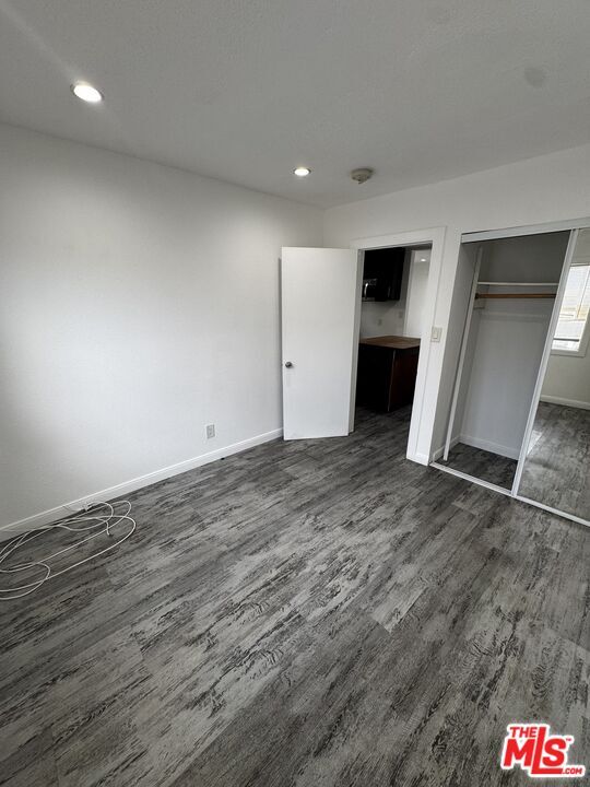 Building Photo - 1513 W 58th Pl