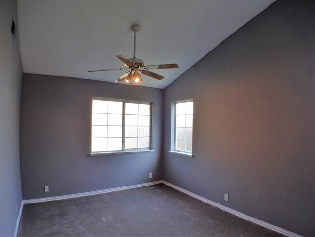 Building Photo - 612 W 6th Ave