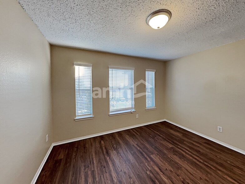 Building Photo - 10916 Fawn Valley Dr