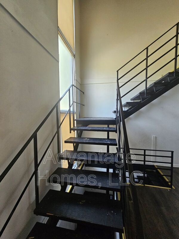 Building Photo - 827 N 70th Terrace