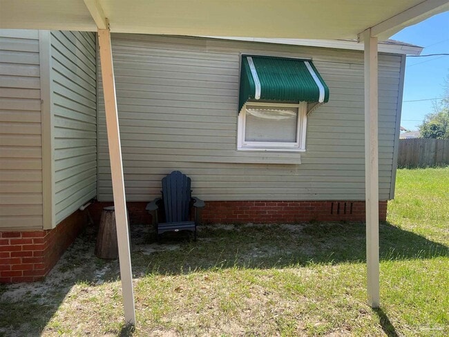 Building Photo - 103 NW Kalash Rd