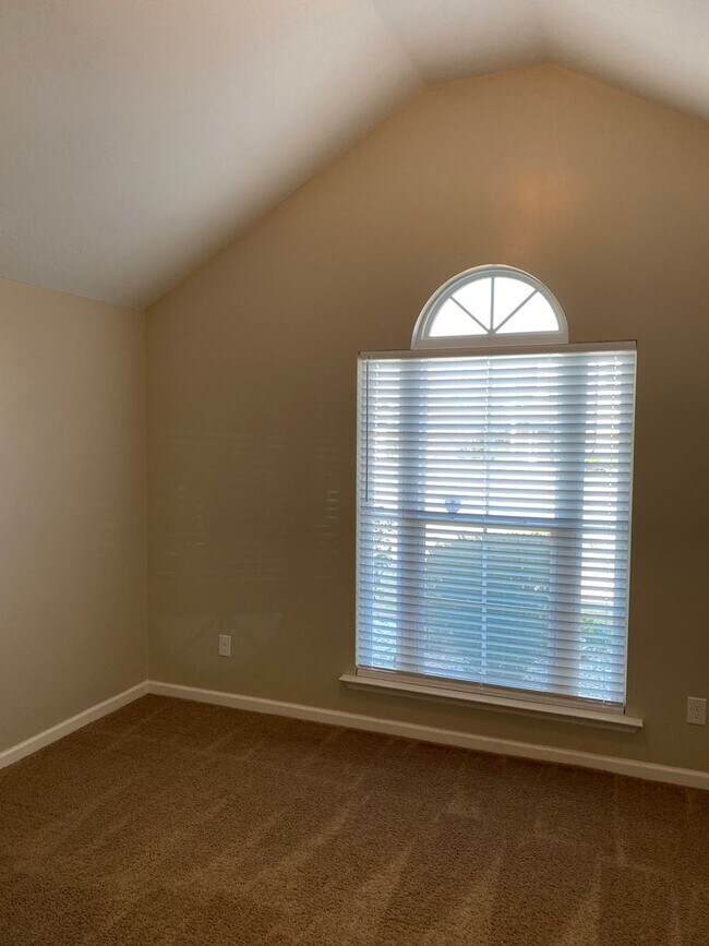 Building Photo - 2022 Hatton Ct