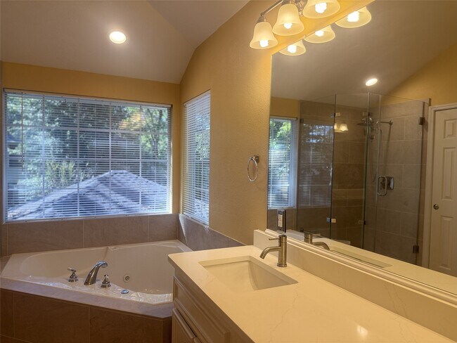 Building Photo - 111 S Dreamweaver Cir