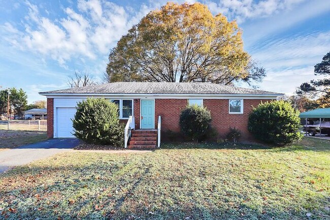 Primary Photo - Single Family Ranch in Matthews!