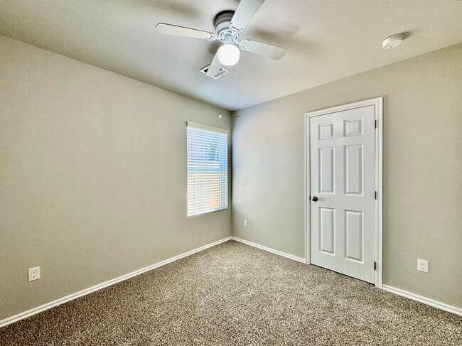 Building Photo - 933 Klare Ln