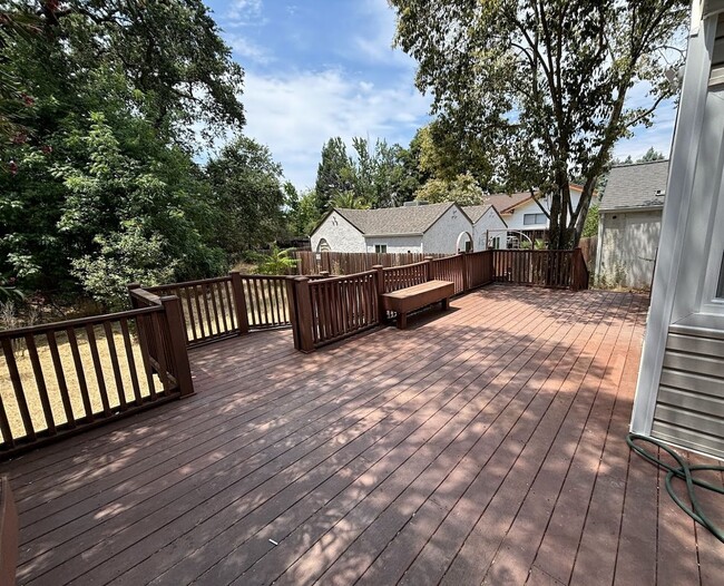 Building Photo - 5533 Mariposa Ave
