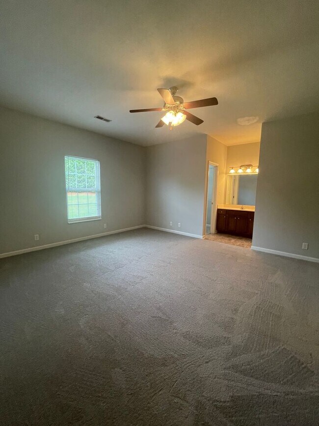 Building Photo - 2 bed, 2 bath, 2 car garage ranch style to...