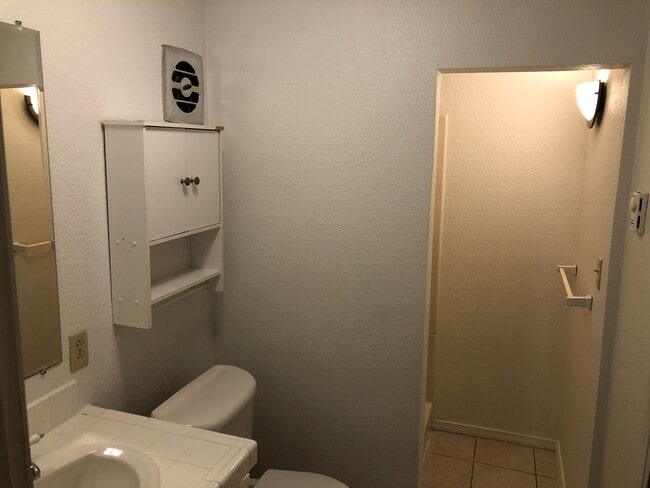 Building Photo - Updated 3 bedroom 3 bath house in Eugene!