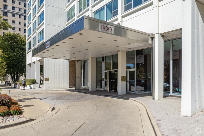 Building Photo - 1700 E 56th St