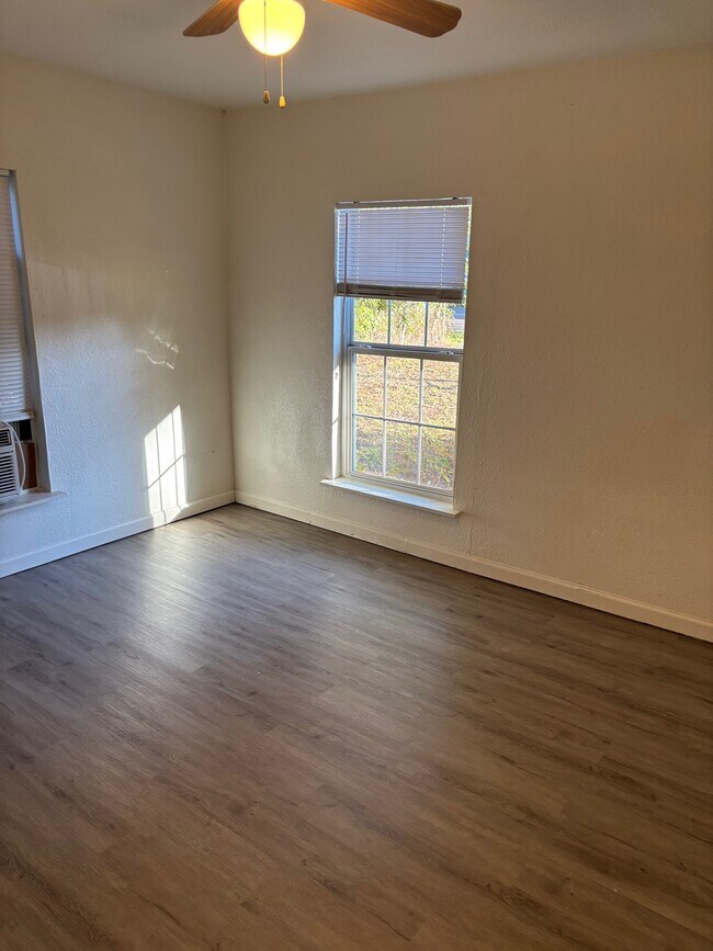 Building Photo - 7949 Louise Ln