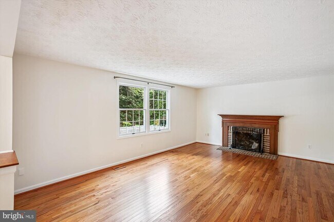 Building Photo - 10641 John Ayres Dr