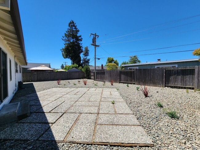 Building Photo - Rohnert Park Home with Large Fenced Yard