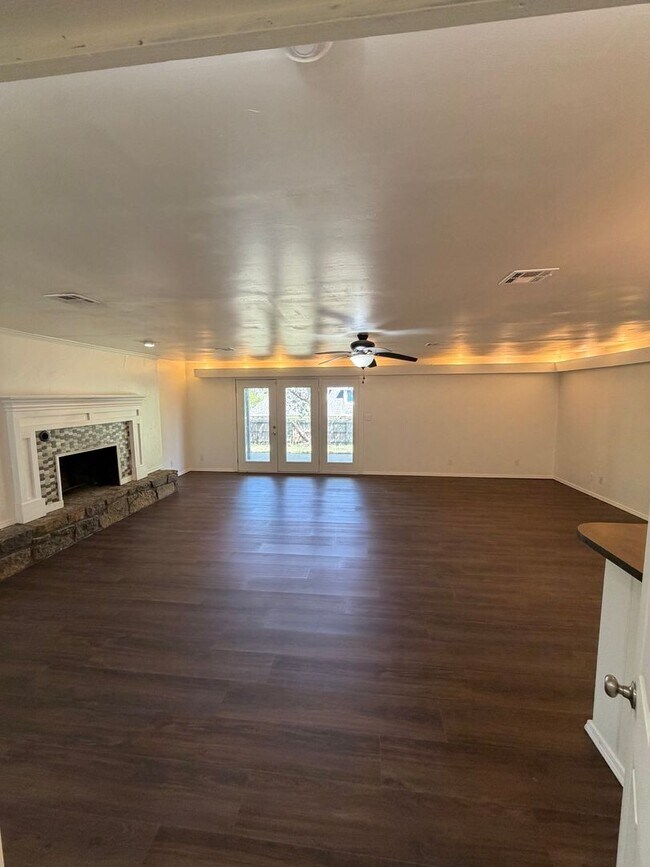 Building Photo - Spacious 4 Bed Home in Prime Claremore Location