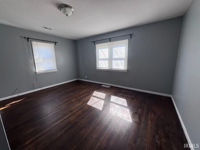 Building Photo - 1012 W Haines Ave