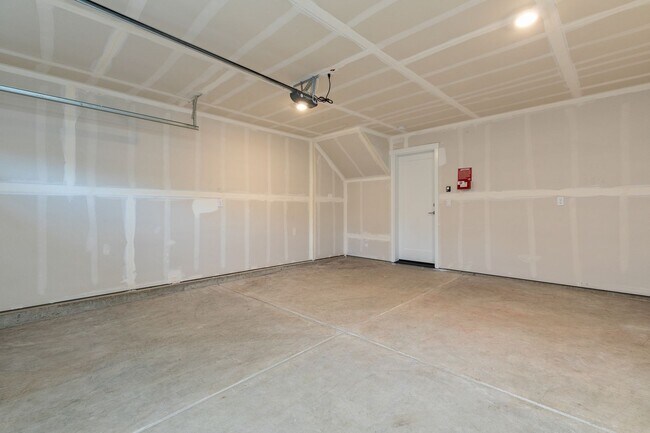 Building Photo - Modern 3 Bedroom Townhome with Designer Finishes in Lynnwood