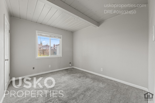 Building Photo - "Charming 3-Bed with Full Bath in Sacramento – Cozy 1093 Sq Ft Home Awaits!"