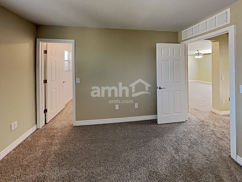 Building Photo - 8933 N Country Cove Tr