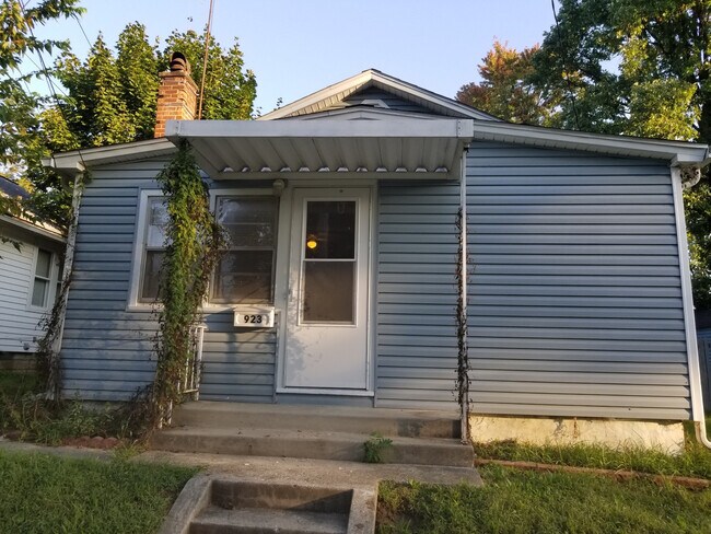 Building Photo - 1 Bedroom Ranch with Den