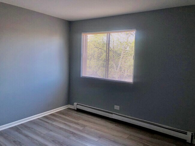 Building Photo - 624 W 65th St