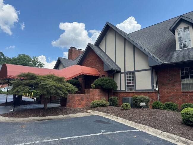 Building Photo - 6851 Roswell Rd NE