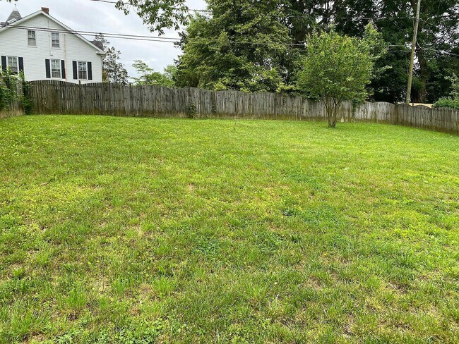 Building Photo - Spacious 5BR/2BA Single Family | Fresh Paint + New Carpet | New Kitchen Floor | Huge Yard + Deck