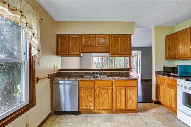 Building Photo - 1262 Bailing Dr