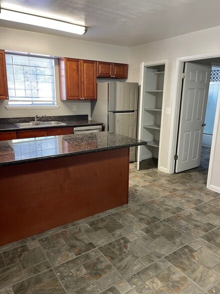 Kitchen with pantry - 2525 Annunciation St