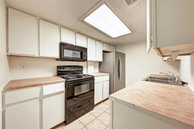 Building Photo - 2401 Leon St