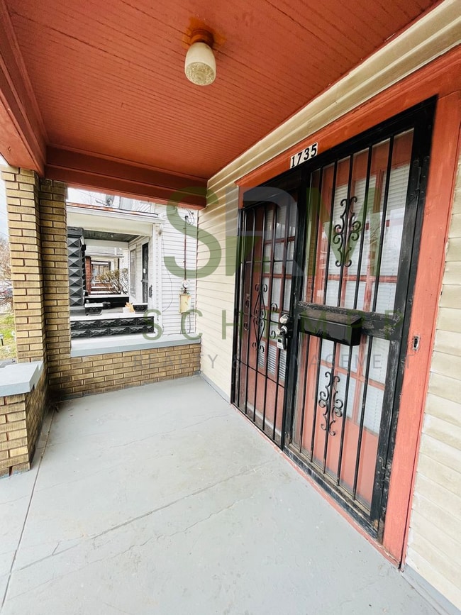 Building Photo - Two Bedroom House with Detached Garage-Section 8 Accepted