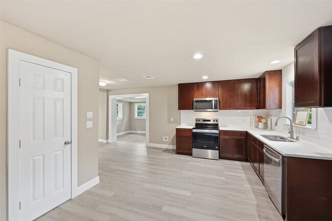 Building Photo - 3930 Hartel St